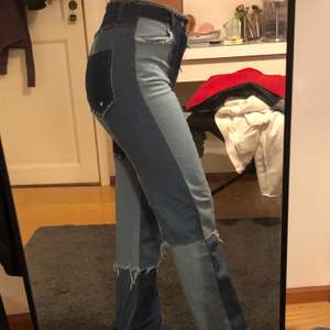 Skitsnygga jeans med patches som säljes pga att de är för långa Jag är 160cm och byxorna är ungefär en decimeter för långa på mig. jättefina, strechiga och aldrig använda! Evetuell budgivning sker i kommentarerna! Frakt tillkommer på 69kr❤️