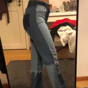 Helt nya oanvända jeans - Skitsnygga jeans med patches som säljes pga att de är för långa Jag är 160cm och byxorna är ungefär en decimeter för långa på mig. jättefina, strechiga och aldrig använda! Evetuell budgivning sker i kommentarerna! Frakt tillkommer på 69kr❤️