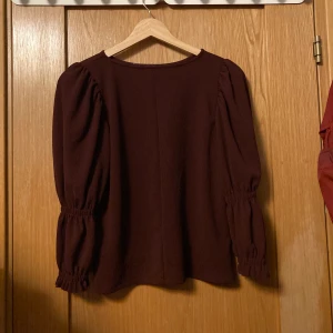 Lila långärmad blus från MANGO storlek S - Fin mörklila långärmad blus från MANGO i storlek S