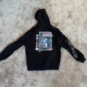 Urban Outfitters Hoodie - Säljer denna snygga Urban Outfitters Hoodie. Använd få gånger så inprincip ny. Storleken är S men den är lite oversized vilket är jättesnyggt. Säljer endast för jag har för många Hoosiers annars skulle ja behållt då den är riktigt cool. 