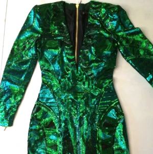  - Sällsynt Balmain x H&M grön klänning strl 34
Superfin, paljettklänning med gulddragkedja baktill. Kan skickas om köparen betalar frakt. Aldrig använd med lappar kvar. 2000kr alt. bud vid stort intresse. Kan nås på nummer 0706149975. Har även läderjackan från samma kollektion, se mina annonser. Mvh
