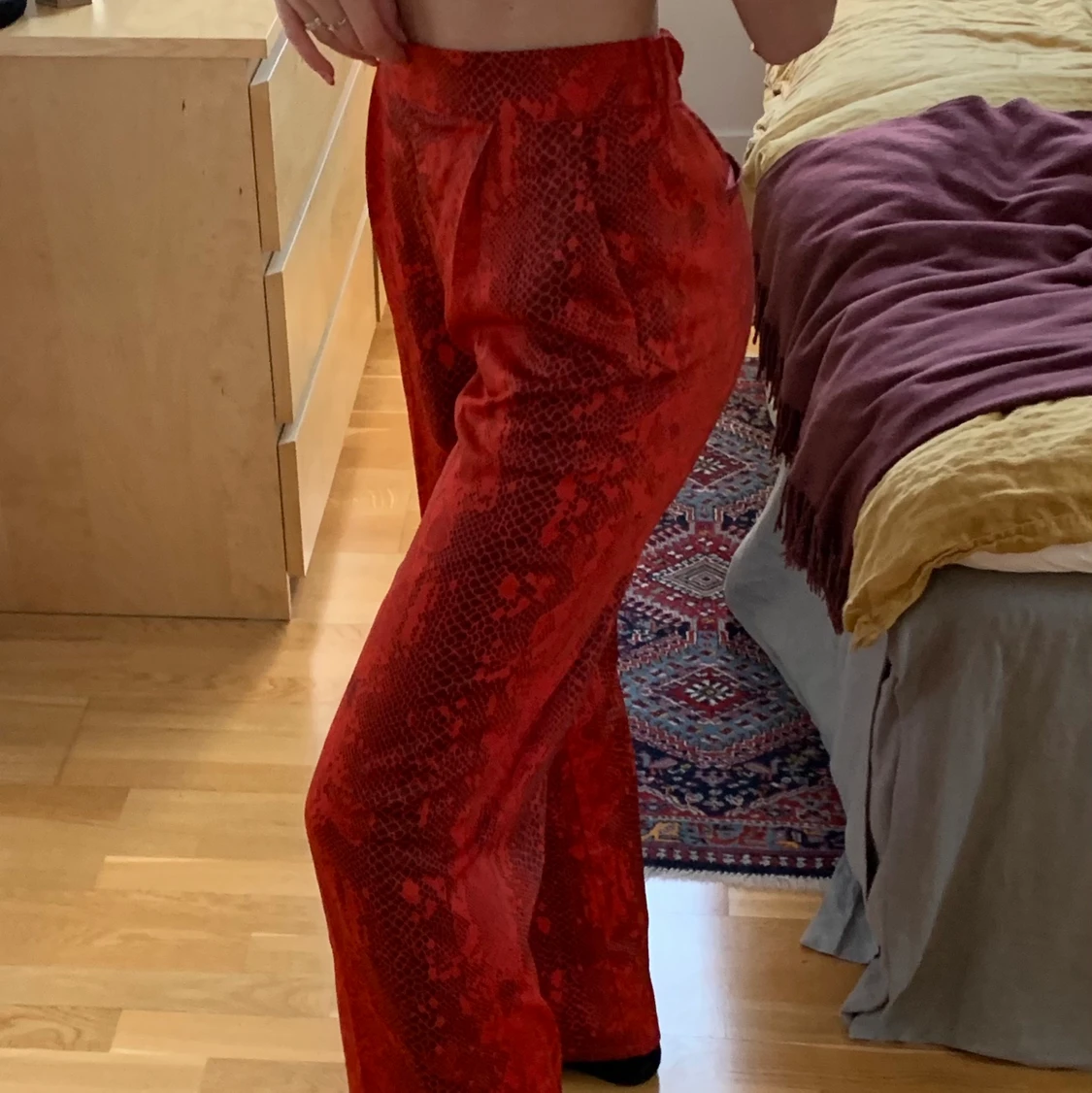 Röda byxor med ormprint - 91