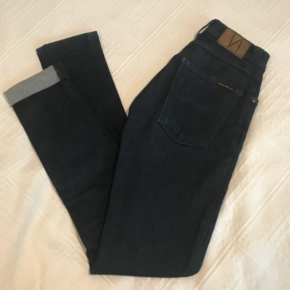 Superfina Nudie-jeans i mörk denim och ekologisk bomull. Dammodell och smal passform. I gott skick! W24 L32. Kan mötas i Stockholm eller skicka. Köparen står för frakten 66 kr.. Jeans & Byxor.