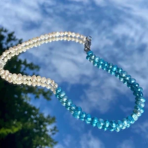 Halsband av sötvattenspärlor - Ett fint handgjort halsband av sötvattenspärlor i blandade färger!🐚 Gå in på @Repearl_uf på instagram för att köpa detta samt veta mer om utbudet och uf-företaget!💫