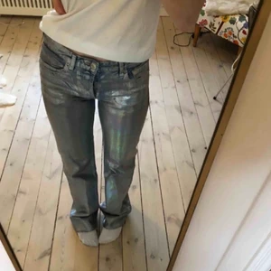 zara jeans - Bud på 450! Buda i kommentarerna. Säljer dessa byxor som jag har sytt in/upp så de passar mig som är en vanlig w25 och 170cm lång. De är verkligen så himla snygga 💕 Lånade bilder! 