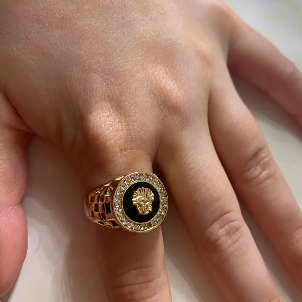 Säljer denna Versace ring som jag inte använder längre. Inte äkta och säljer den för 70 kr. En liten diamant är borta men inget som syns på långt håll.. Accessoarer.
