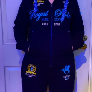 Royal Polo - Mjukisdress i mörkblått från Royal Polo. Väldigt skönt material och är i bra skick. Kan även säljas separat! Köparen står för frakten! 😘