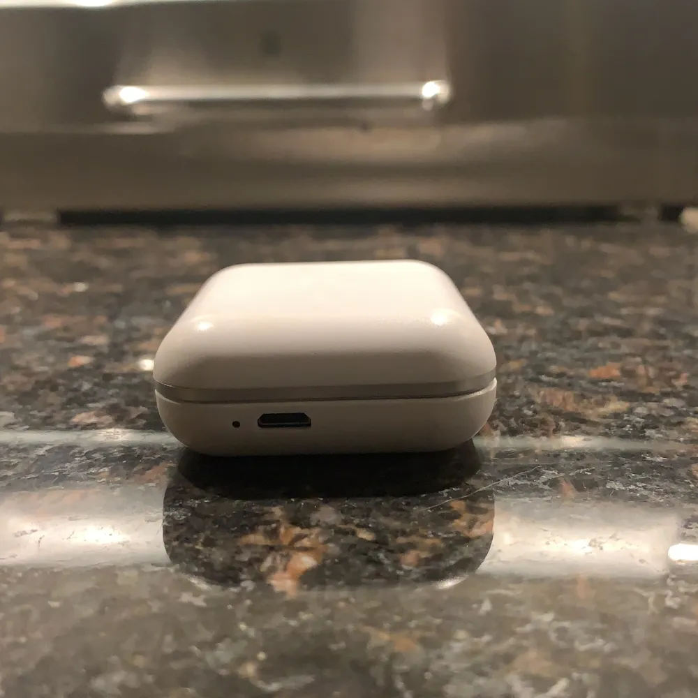 Vita Happy plugs som är nyköpta och är Bluetooth konektade . Övrigt.