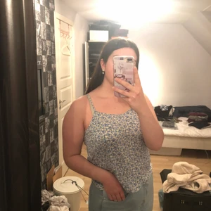 Linne från H&M - Superfint blommigt linne som är köpt på H&M för några år sedan. Använd men ändå bra skick! Köparen står för frakten OBS finns billigare frakt men paketet är isåfall inte spårbart!