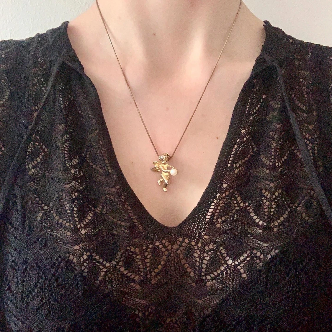 Halsband med ängel som håller pärla - 91