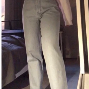 Breda/raka ljusblåa jeans  - Jätte fina jeans köpta här på Plick men som tyvär inte passade, bilderna är tagna från tjejen jag köpte dom av. Är 172 o dom passar perfekt i längden, går att klippa ifall man är kortare