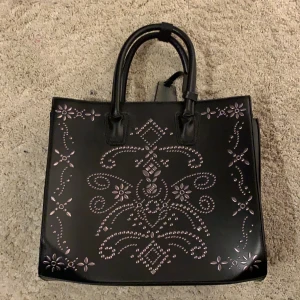 Väska - En svart skit snygg väska, aldrig använd.                Pris kan diskuteras