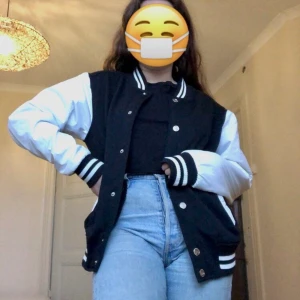 Varsity jacka  - Varsity jacka från Urban Classics i storlek M, köpt på killavdelningen men funkar perfekt som unisex! Originalpris är 700kr