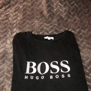 En långärmad Hugo boss tröja. I storleken xs