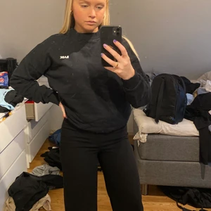 Tröja - Svart tröja me tryck ”babe” väldigt simpel men fett snygg. Använder ej längre. Har använts klart av mig. Från nakd. Kostymbyxorna på första bilden (från nakd) säljer jag också så in på min profil så hittar ni dem. 🦋🥰💘 (det är spegeln som är smutsig och inte tröjan som är det, skicka om ni vill ha fler bilder)