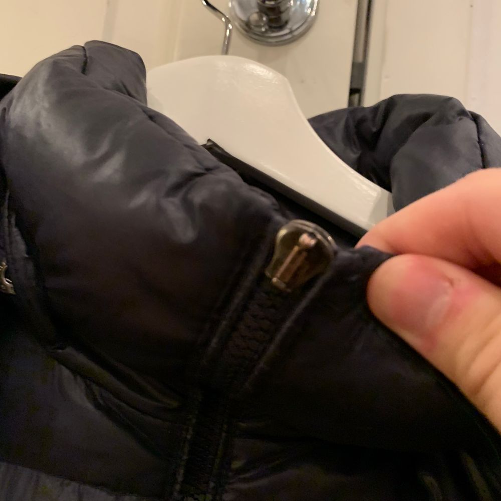 Moncler maya size 4 Mörkblå Skick: 4/10 Jackan är använd och haft den under ett par år. Ena metallbiten på det övre blixtlåset har gått av, jag kan skicka med det i paketet, går säkert att fixa själv! Vill få sålt den fort därav det sjukt billiga priset! Den är köpt på Vestiaire som gör en äkthetskontroll innan den skicka vidare! Har tyvärr inget kvitto och eller inget kvitto från Vestiaire... (igen därav det billiga priset) . Jackor.