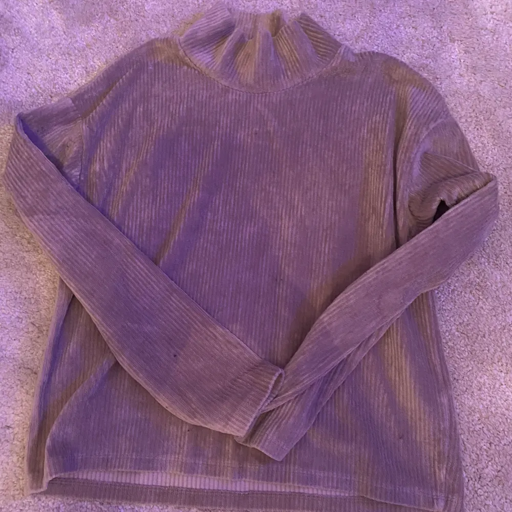 Beige/brun tröja med halv krage från Gina Tricot. Tröjor & Koftor.