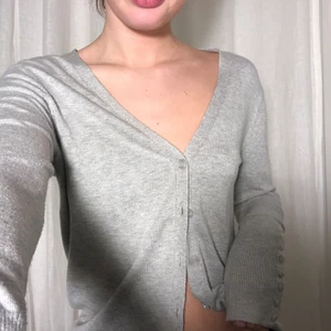 Grå kofta - Grå kofta köpt secondhand med knappar längst ner på ärmarna. Fint skick, fråga gärna om fler frågor. Pris exklusive frakt :)