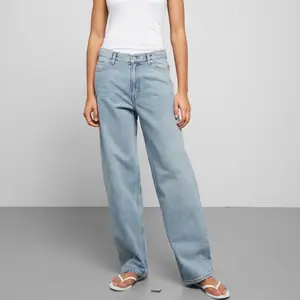 *säljer en ljusare färg än den modellen bär*                 Säljer mina fina baggy jeans från weekday som är helt fantastiska..! Korta på mig som är 179 cm. De är storlek 29 i midjan och 32 i benlängd💛 Väldigt fin kvalitet då de knappast är använda, nypris ligger på 600 kr.                                                                       Om fler är intresserade, BUDA i kommentarerna. 