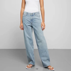 Rail Mid Loose Straight Jeans - *säljer en ljusare färg än den modellen bär*                 Säljer mina fina baggy jeans från weekday som är helt fantastiska..! Korta på mig som är 179 cm. De är storlek 29 i midjan och 32 i benlängd💛 Väldigt fin kvalitet då de knappast är använda, nypris ligger på 600 kr.                                                                       Om fler är intresserade, BUDA i kommentarerna. 