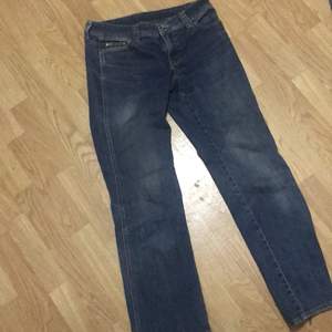 2 olika jeans med lite äldre modell av utsvängd nertill