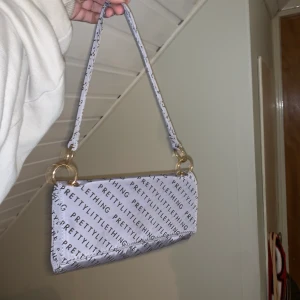 Reflexväska - Fin reflexväska från prettylittlething, knappt använd så nyskick.