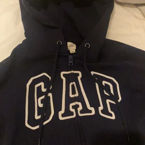 Gap Hoodie - Säljer min marinblåa gap hoodie i storlek XS                                    Mycket fin passform, Köparen står för frakt📦