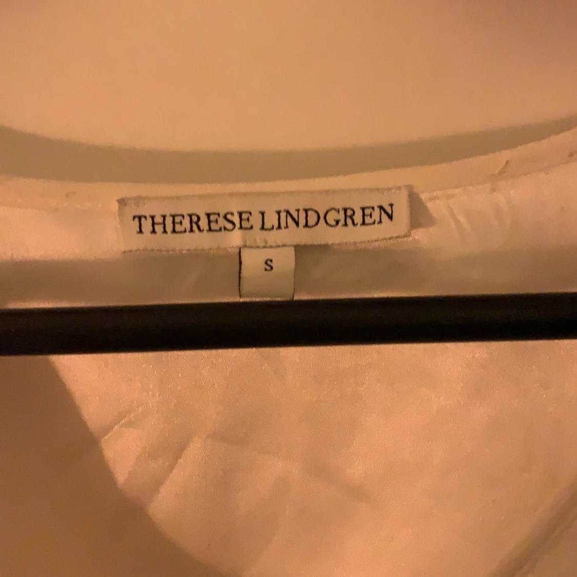 Vit blus med volangärm - 91