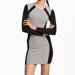 Svartvit klänning från H&M i jersey tyg  - Svartvit figurnära tight klänning från H&Ms märke Divided i jersey tyg. Svart på sidorna för att forma siluett till ett timglas. Använd 1 gång. *OBS! Första bilden är lånad från H&M* 