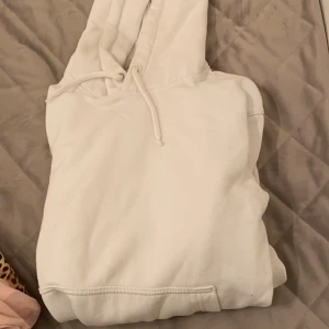 Vit hoodie  - Vit hoodie från weekdays herravdelning, använt kanske tre gånger 