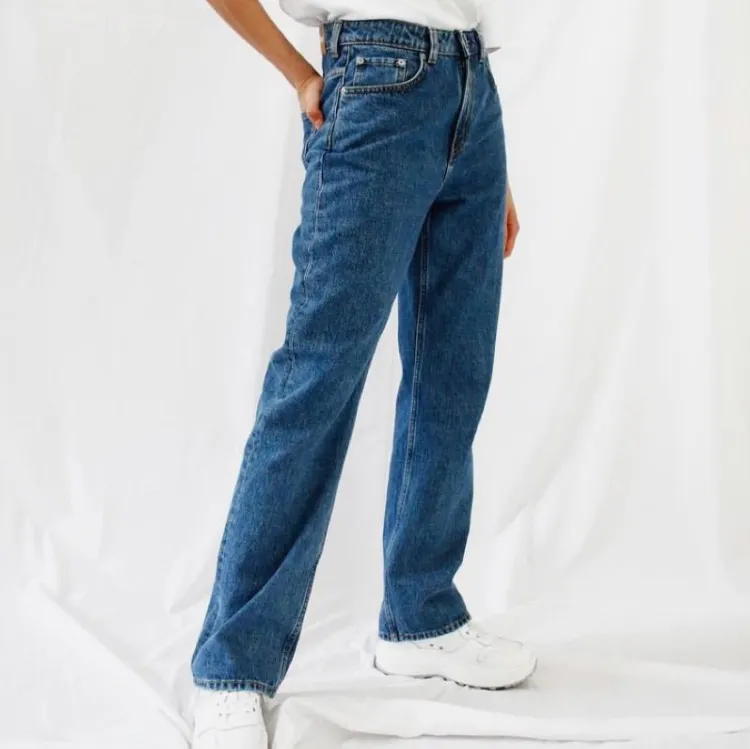 raka jeans från weekday i storlek 27/32 som sitter precis lagom löst, bra skick! 330 kr och frakten är GRATIS <3 ej min bild. Jeans & Byxor.