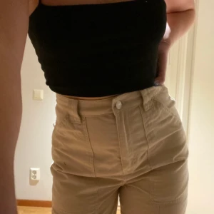 Beiga byxor  - Beiga byxor från Weekday, storlek 34. Använda 1 gång. 