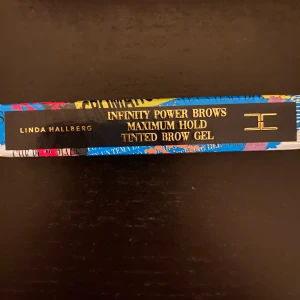 Ögonbrynsgel Linda Hallberg  - En helt ny oöppnad ögonbrynsgel från Linda Hallberg cosmetics i färgen Taupe. Insåg att denna var för ljus för mig. Ej testad utan jag har endast brutit förpackningen för att visa färgen. 