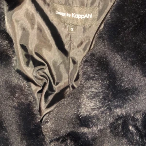 Kappa från Kappahl  - Kappa med svart fuskpäls använd endast fåtal gånger. Storlek s passar även m, nypris 900kr mitt pris 500kr. Priset går att diskutera. 