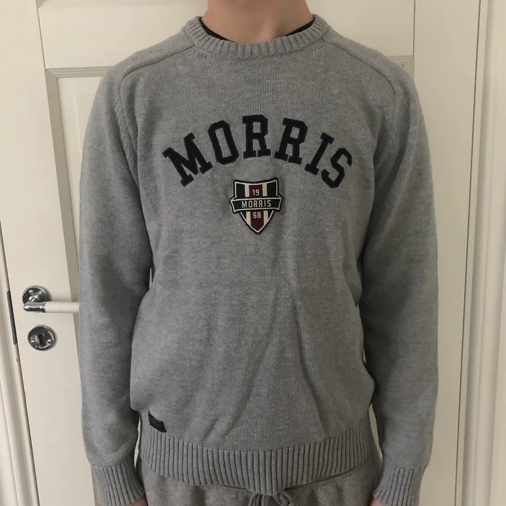 Stickad Morris tröja i fint skick då den knappt är använd! Storlek M i herr men passar även om man vill ha den oversized!🤍 Frakt på 63 kr står köpare för!. Stickat.