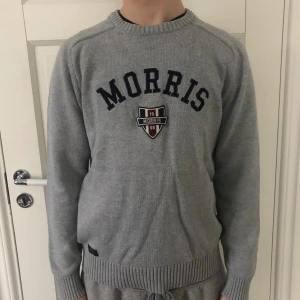 Morris tröja - Stickad Morris tröja i fint skick då den knappt är använd! Storlek M i herr men passar även om man vill ha den oversized!🤍 Frakt på 63 kr står köpare för!