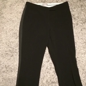  - svarta kostymbyxor med fickor där fram. vida nedtill. använda endast 1 gång! säljes pga för små för mig. 

betala gärna med swish!

pris + frakt

kan även lämna i Örebro, Askersund eller Hallsberg