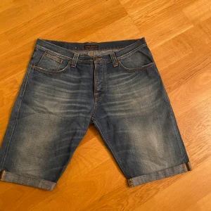 Nudie jeansshort mörka (man)  - Storlek W38 L32, men tight så passar även W36.                   Originalpris - 700kr