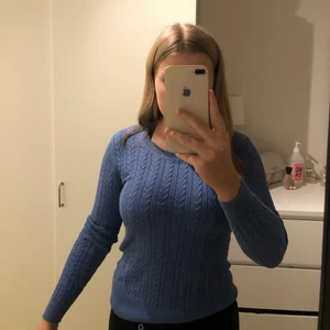 tommy hilfiger tröja  - en blå tröja från tommy hilfiger. använd ett fåtal gånger. Köparen står för frakt. 