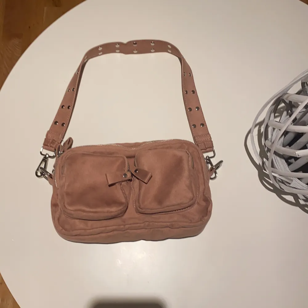 En liknade rosa nunoo väska i väldigt bra skick, bara använts en gång då det inte är min stil längre!🦋🦋🦋. Väskor.