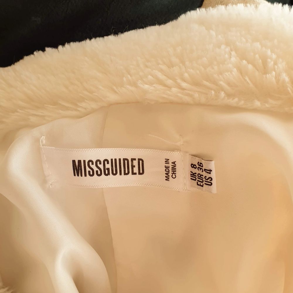 Jättemysig faux fur jacka från missguided i storlek 36/S. Köpt här på Plick, säljer då den tyvärr inte kommit till användning. I bra skick. Säljer för 200 kr, köpare står för frakt. 💖 . Jackor.