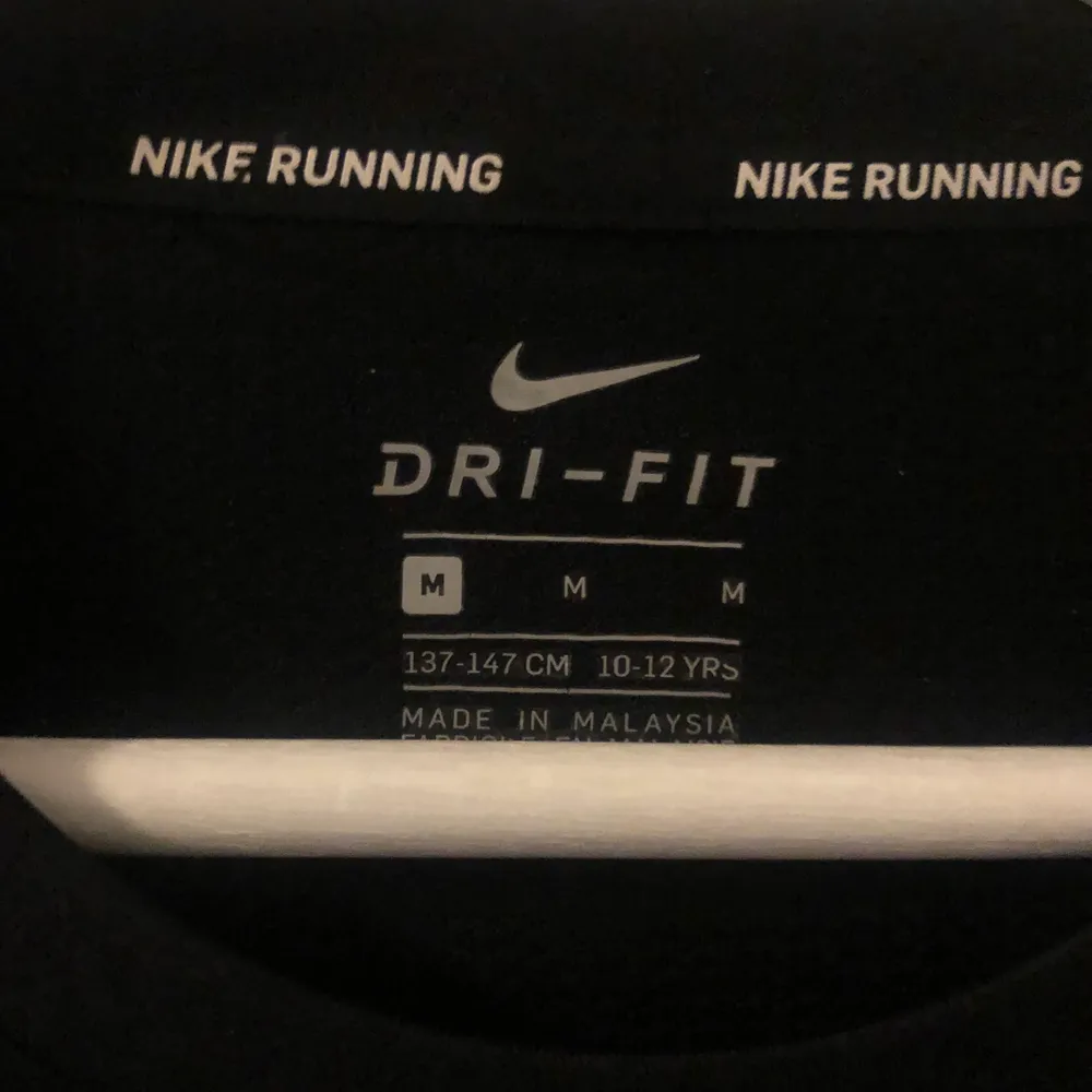 Träningströja från Nike i storlek 137-147. Toppar.