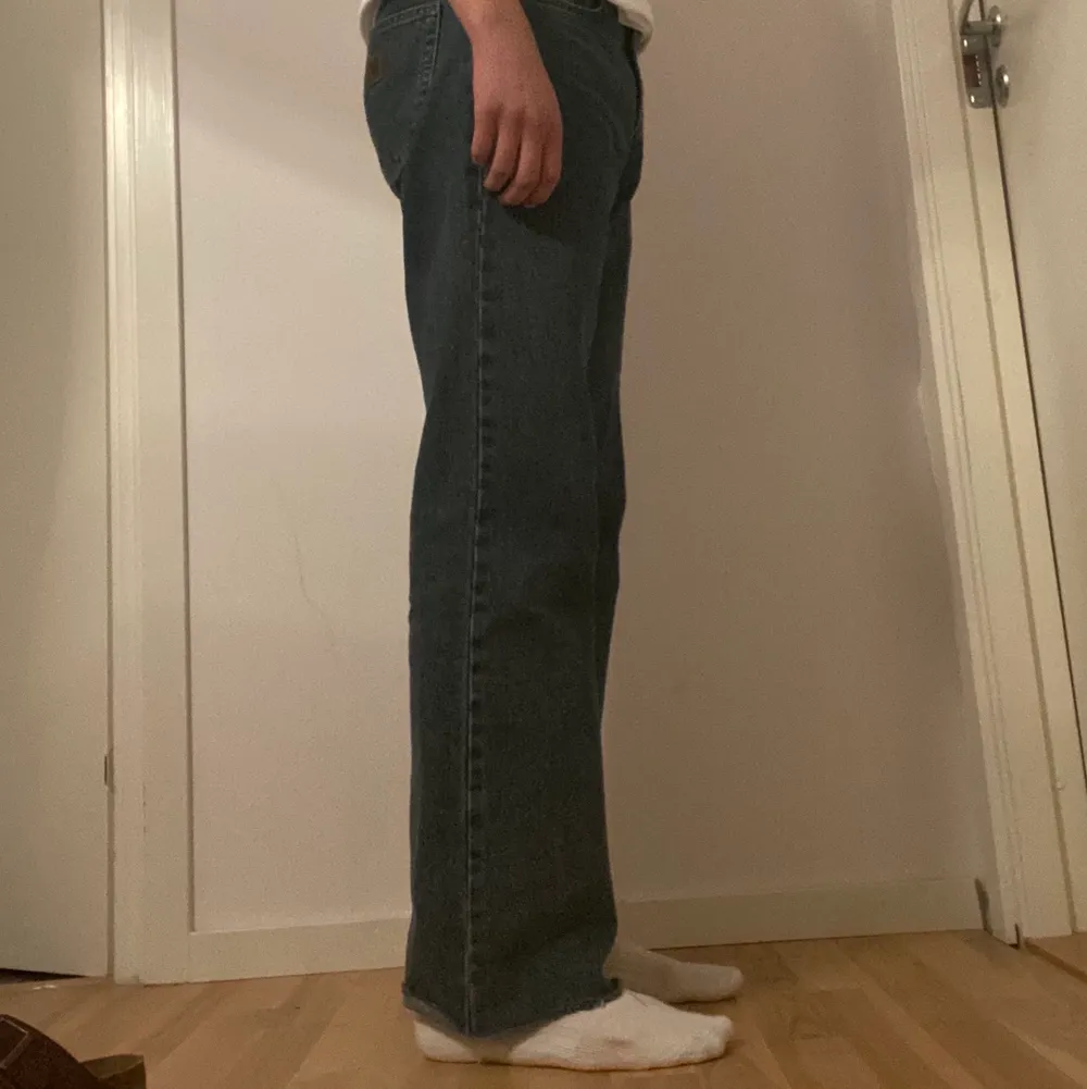 Klippta Carhartt Jeans, ingen storlekstag.              Jag är 184 cm.  bud från 250kr. Jeans & Byxor.