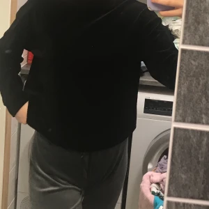 fin tröja med krag - Fin tröja som knappt är använd ifrån Gina tricot i stl S, hell svart med ett lite gosigt material, det är en även en liten krage, (se på bild två) Köparen står för frakt och priset kan diskuteras! 