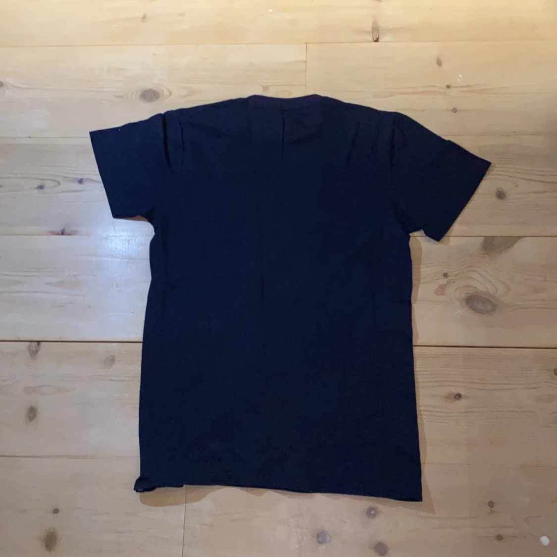 Mörkblå Quicksilver t-shirt med vitt tryck  - 90