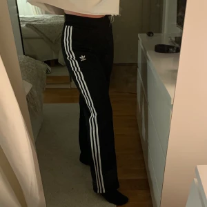 Adidas ”Popper” pants - Säljer dessa assköna byxor från adidas, snarlika ett par popper pants. Köpte dessa för kanske ett år sedan på myrorna och endast använda 1 gång. Byxorna är figursydda, de är tajtare i midjan.De passar mig som är S/M. Kontakta för fler bilder. Köparen står för frakt💕✨