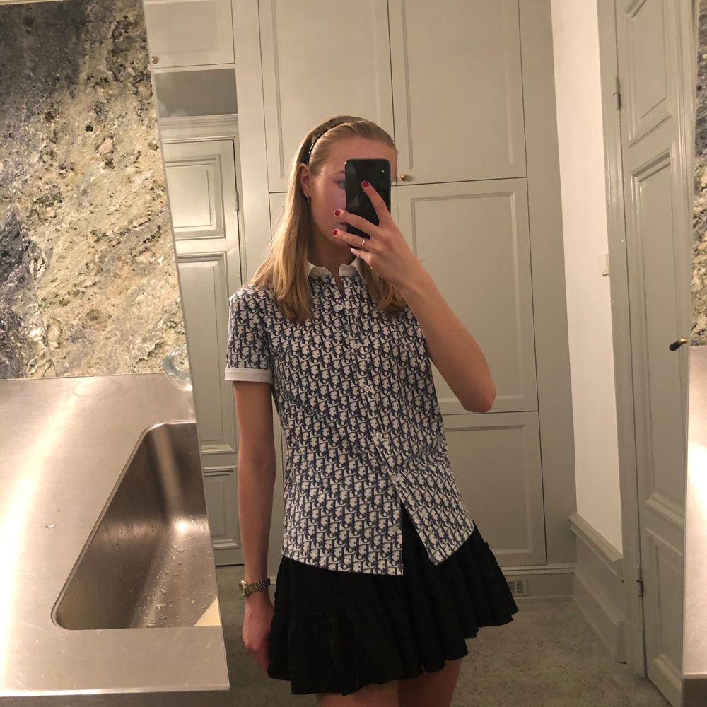 Säljer denna otroligt fina blus i det kända och populära dior mönstret! Storlek M men passar mig som S perfekt! Den ägdes av min mormor och är äkta, jag har tyvärr inga bevis eller kvitton eftersom att den är så gammal men materialet och kvaliten talar för sig själv. Eftersom att den är äkta är priset lite högre men det går alltid att diskutera! . Blusar.