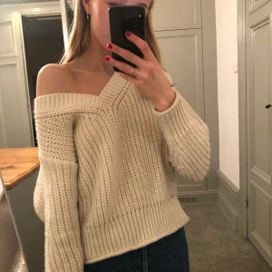 Vit stickad tröja - Denna snygga tröja är nu till salu! Har används lite så är i bra skick. Köptes på zara och är i storlek XS men skulle säga att den passar S också! Pris kan diskuteras❤️