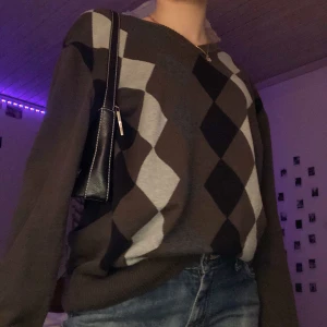 Brun argyle sweater  - Säljer min trendiga bruna sweater med argyle mönster. Köpte denna ett par månader sedan på second hand och den är i bra skick. Säljer endast för ett bra pris. Storleken är L men passar på mig som brukar ha xs-s men lite oversized. 