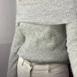 Stickad tröja - Varm stickad off shoulder tröja